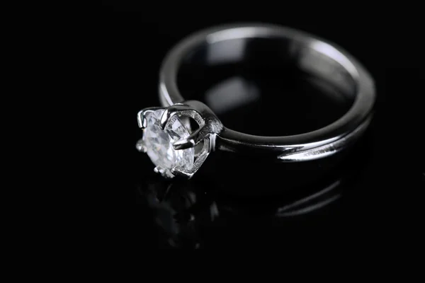 Piękny pierścionek z brylantem na czarnym tle — Zdjęcie stockowe