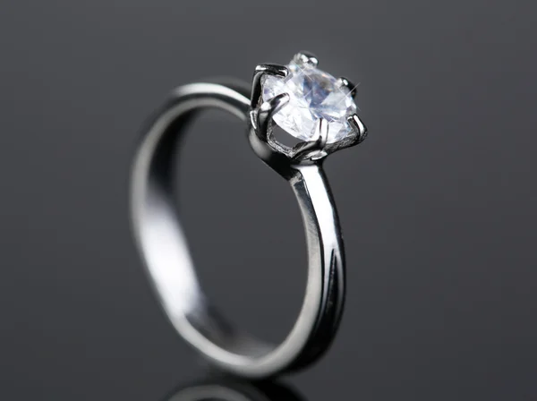 Hermoso anillo de diamantes sobre fondo gris —  Fotos de Stock