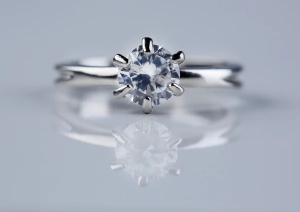 在明亮的背景上的美丽的钻石戒指 — 图库照片