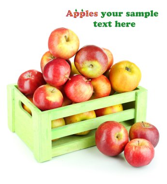 ahşap kutu üzerinde beyaz izole sulu elma