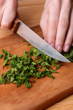 ahşap tahta yakın çekim üzerine kıyılmış nane