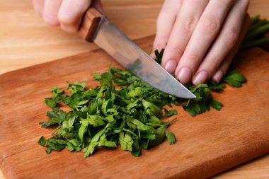 ahşap tahta yakın çekim üzerine kıyılmış maydanoz