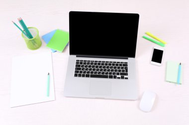 ahşap masa üzerinde açık dizüstü bilgisayar ile ofis işyeri