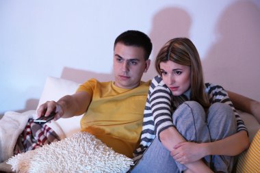 genç bir çift kararmalar aşımı evde televizyon izlerken