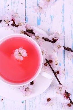 çiçekli dallar üzerinde ahşap masa yakın çekim güzel kokulu çay