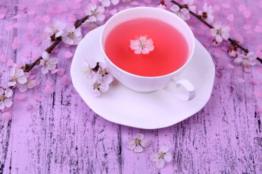 çiçekli dallar üzerinde ahşap masa yakın çekim güzel kokulu çay