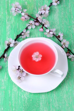 çiçekli dallar üzerinde ahşap masa yakın çekim güzel kokulu çay