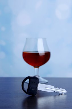 araba anahtarı ve bardak konyak, parlak zemin üzerine ahşap masa üzerinde kompozisyonu