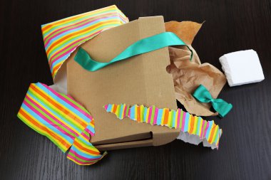 Unwrapped ve açılan hediye kutusu ahşap zemin üzerinde