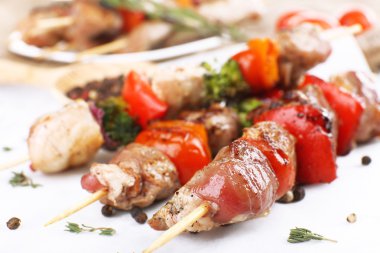 ahşap masa üstünde domuz kebap yakın çekim