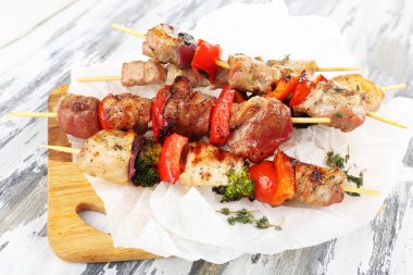 ahşap masa üstünde domuz kebap yakın çekim