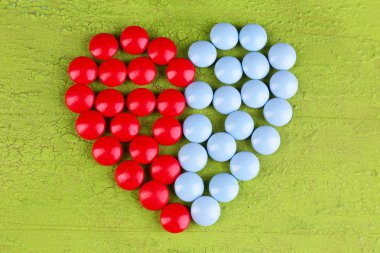 kalp hapları ahşap zemin üzerinde