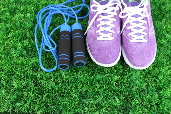 Belle scarpe da ginnastica su erba verde, su sfondo luminoso — Foto Stock