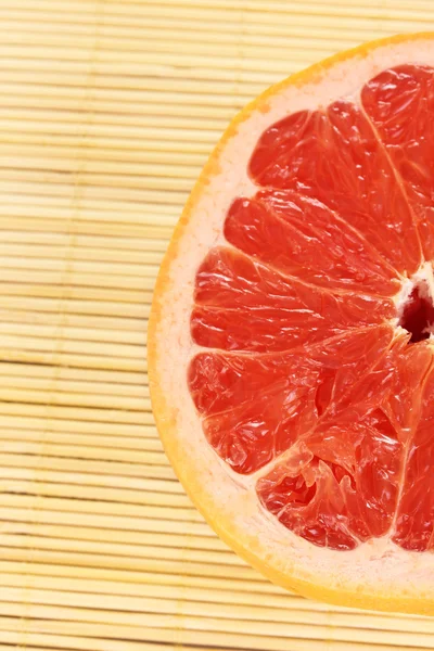 Pomelo maduro en servilleta aislada en blanco — Foto de Stock