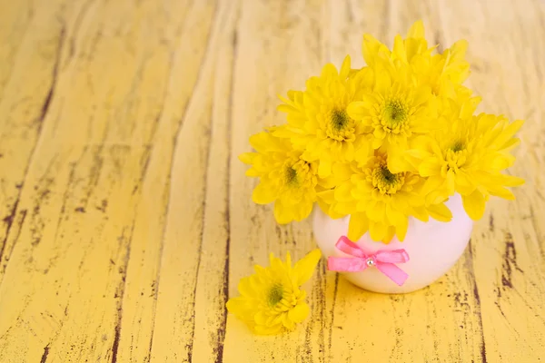 Hermosas flores de crisantemo en jarrón en la mesa de madera de cerca —  Fotos de Stock