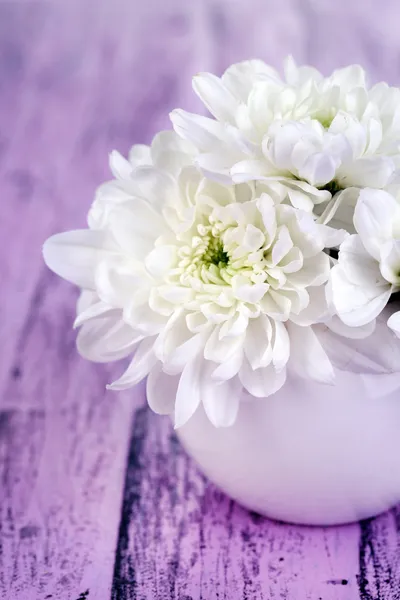 Hermosas flores de crisantemo en jarrón en la mesa de madera de cerca —  Fotos de Stock