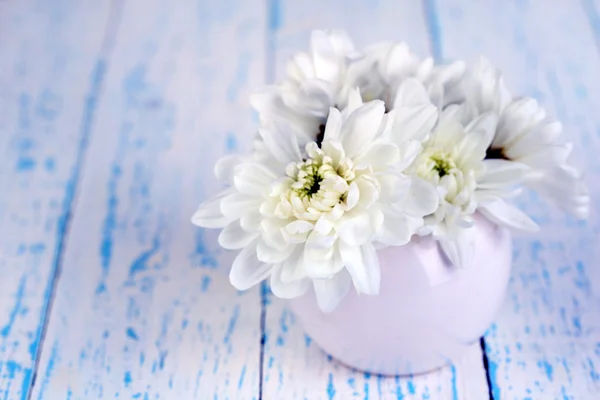 Hermosas flores de crisantemo en jarrón en la mesa de madera de cerca —  Fotos de Stock