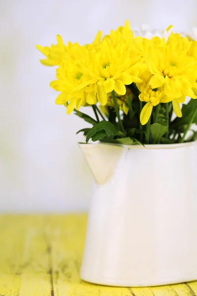 Mooie chrysant bloemen in werper op houten tafel — Stockfoto