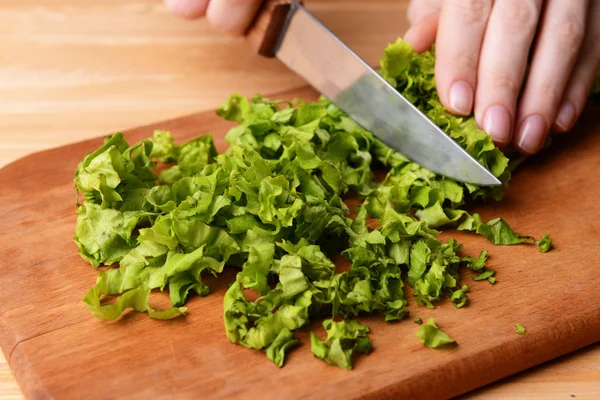 Gehackter grüner Salat auf Holzbrett in Nahaufnahme — Stockfoto