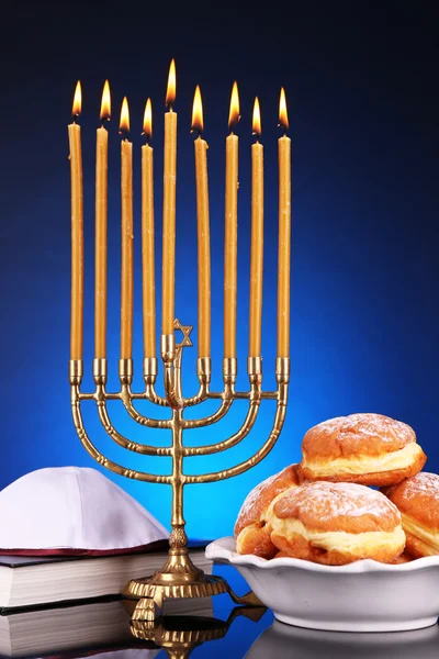 Feestelijke compositie voor hanukkah op donkere achtergrond — Stockfoto