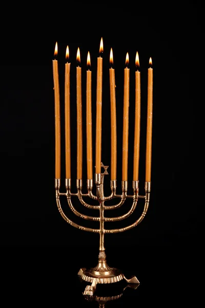 Hanukkah menorah com velas isoladas em preto — Fotografia de Stock