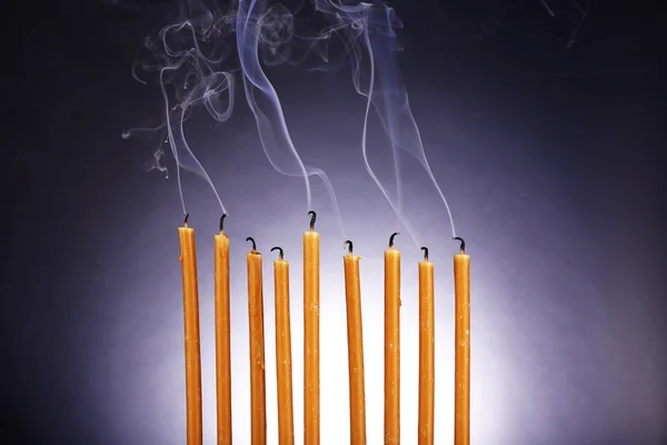 Rook en uitgestorven kaarsen op donkere achtergrond — Stockfoto