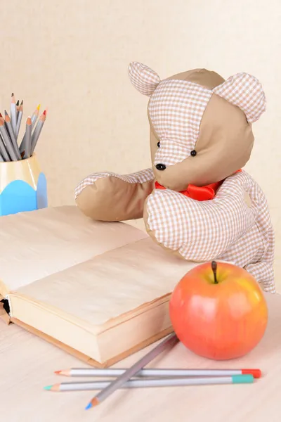 Açık renkli kitap oyuncak ayı — Stok fotoğraf