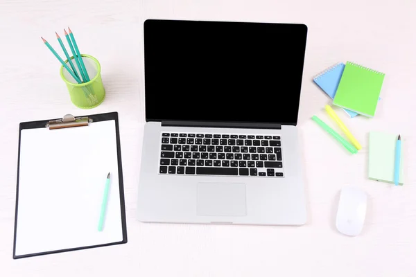 Oficina de trabajo con portátil abierto en escritorio de madera — Foto de Stock