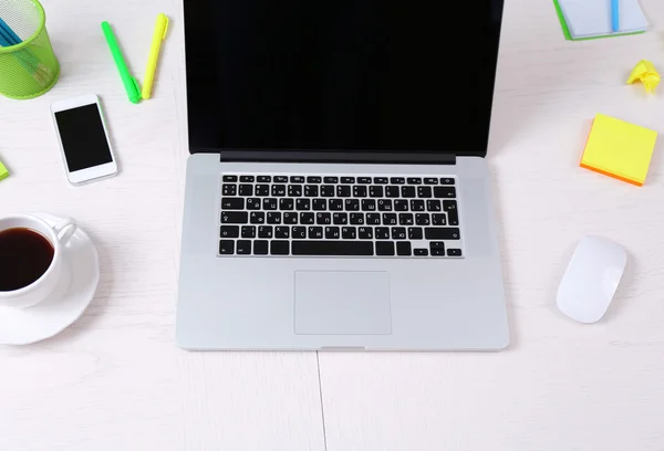 Escritório com laptop aberto na mesa de madeira — Fotografia de Stock