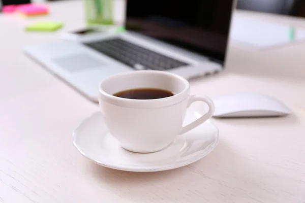 Taza de café en el lugar de trabajo — Foto de Stock