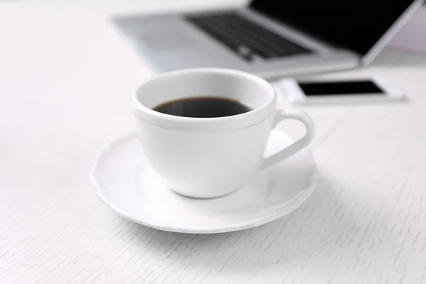 Чашка кави на робочому місці — стокове фото