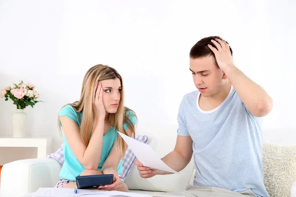 Jeune couple calculant la finance au bureau, sur le fond intérieur de la maison — Photo