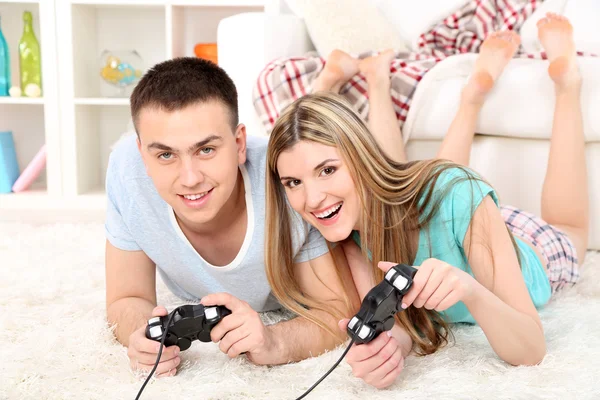 Casal jogando jogos de vídeo em casa interior fundo — Fotografia de Stock