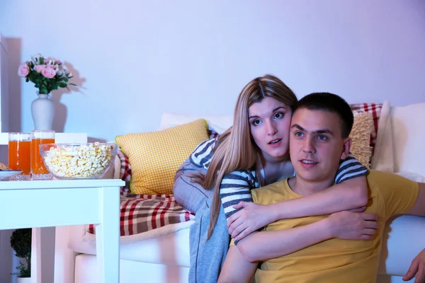 Genç bir çift kararmalar aşımı evde televizyon izlerken — Stok fotoğraf