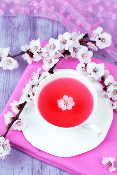 Aromatyczne herbaty z kwitnące gałęzie na drewniany stół szczegół — Zdjęcie stockowe