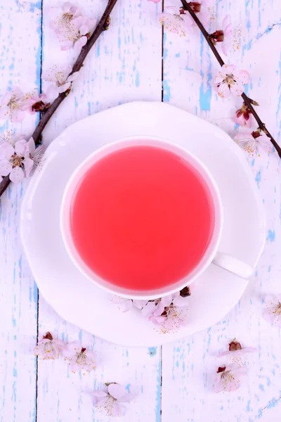 Chá perfumado com ramos floridos em mesa de madeira close-up — Fotografia de Stock