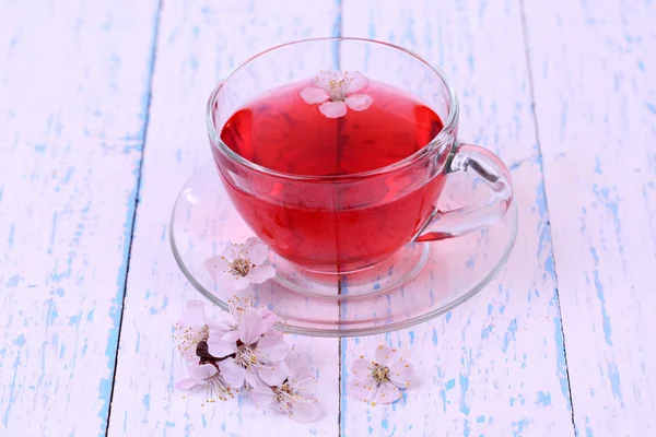 Fragrant tea with flowers on wooden table close-up — Stock Photo, Image