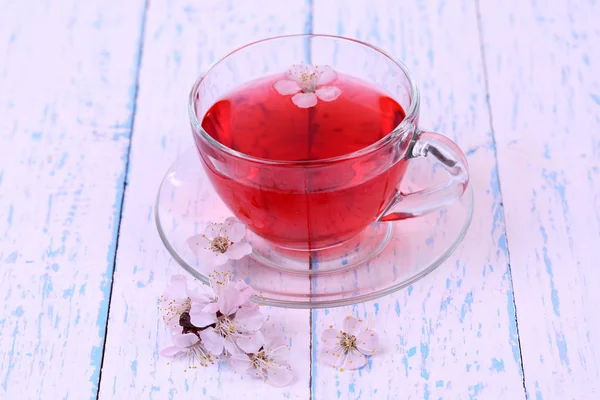 Té fragante con flores en la mesa de madera de cerca —  Fotos de Stock