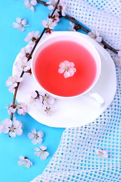 Geurige thee met bloeiende takken op houten tafel close-up — Stockfoto