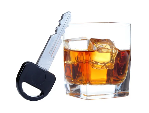 Composizione con chiave dell'auto e bicchiere di whisky, isolato su bianco — Foto Stock