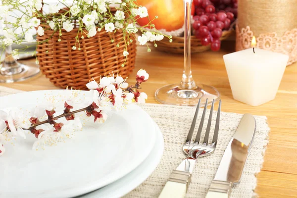 Apparecchiatura tavola con fiori primaverili da vicino — Foto Stock