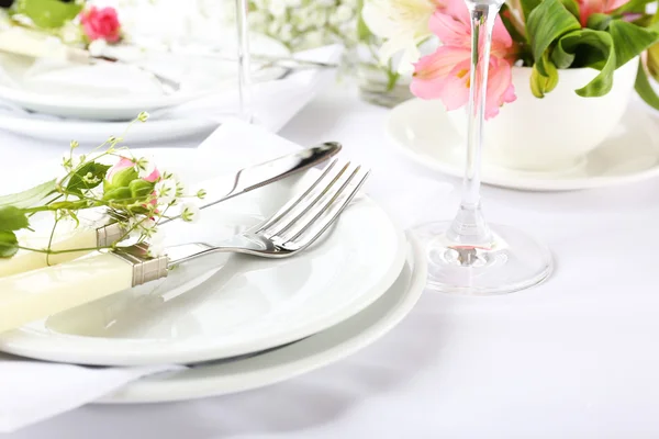 Cenário de mesa com flores de primavera fechar — Fotografia de Stock