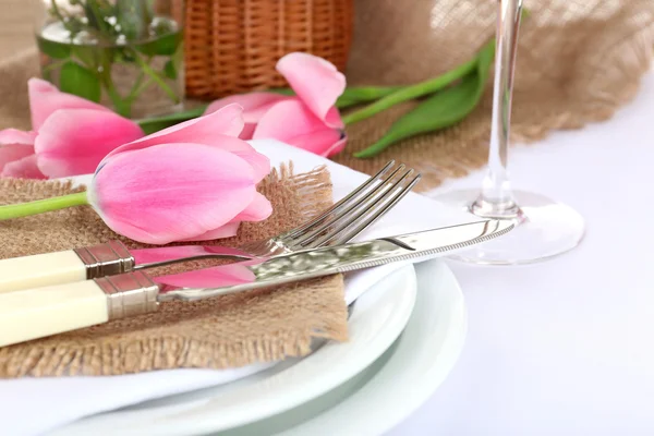 Ajuste de mesa con flores de primavera de cerca —  Fotos de Stock