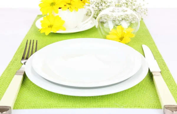 Cenário de mesa com flores de primavera fechar — Fotografia de Stock