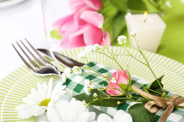 De instelling van de tabel met Lentebloemen close-up — Stockfoto