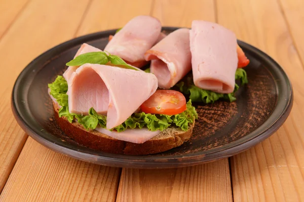 Deliziosi panini con lattuga e prosciutto sul piatto in primo piano — Foto Stock