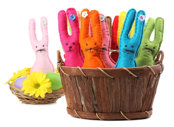 Śmieszne ręcznie Wielkanoc królików w koszyku, na białym tle — Zdjęcie stockowe