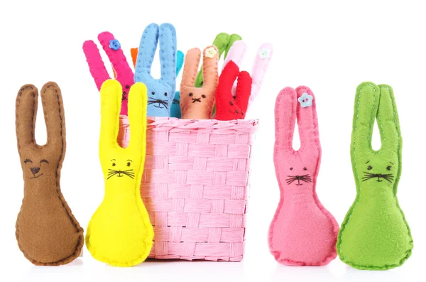 Divertidos conejos de Pascua hechos a mano en cesta, aislados en blanco — Foto de Stock
