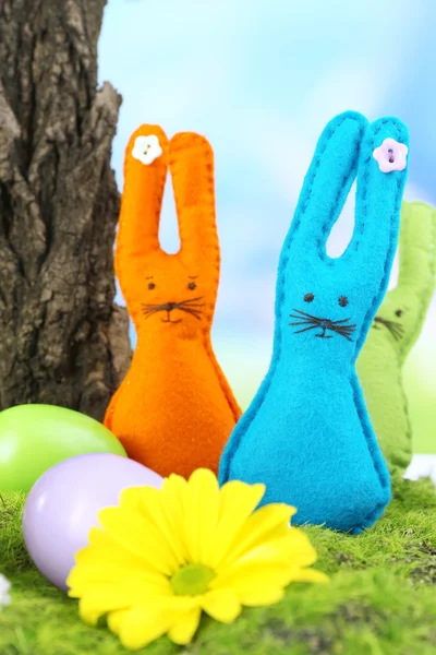 Grappige handgemaakte Pasen konijnen op aard achtergrond — Stockfoto