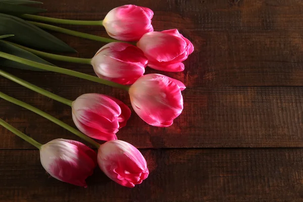 Hermosos tulipanes sobre fondo de madera color —  Fotos de Stock